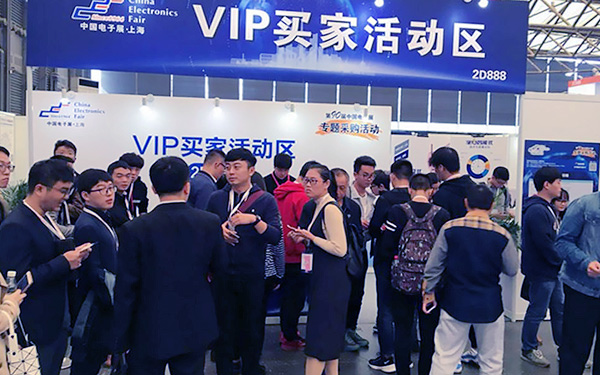 参展商在展览展台设计中，如何适应不同展品类型？