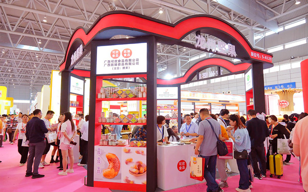 在展会设计中，如何确保展架摆放不阻碍观众视线？