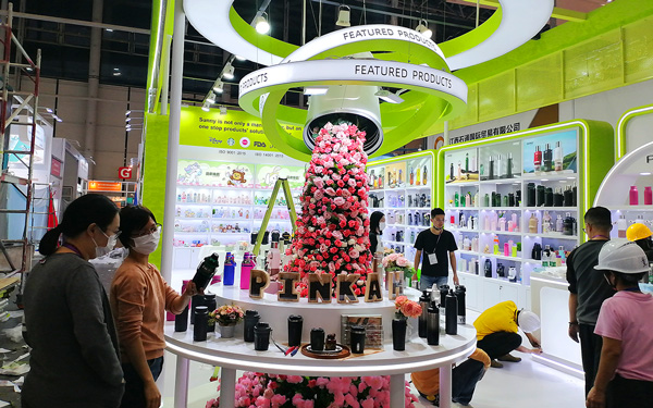 花艺装置点缀广交会摊位装修：打造差异化展示空间