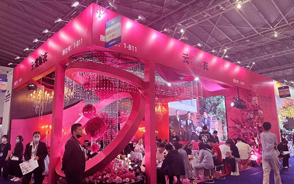 在展览会设计搭建中，如何通过道具增强互动体验？