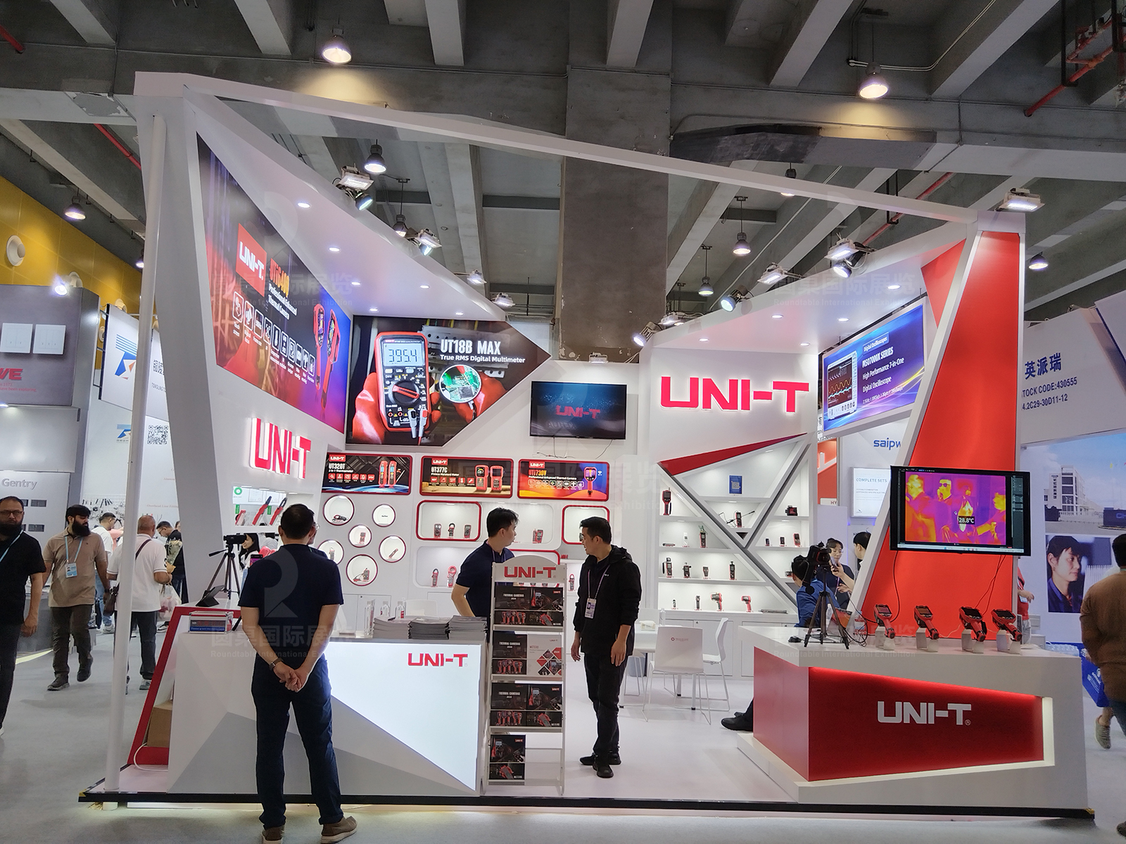 广州展台设计搭建技巧：用光影穿插来强化专业形象